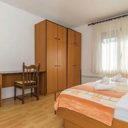 Cozy In With Kitchen Apartment Pula