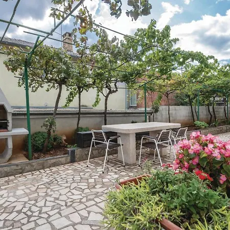 Appartement Awesome In With Wifi Pula